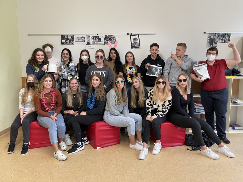 Auf dem Bild sind 18 Schülerinnen und Schüler der 5AK zu sehen.