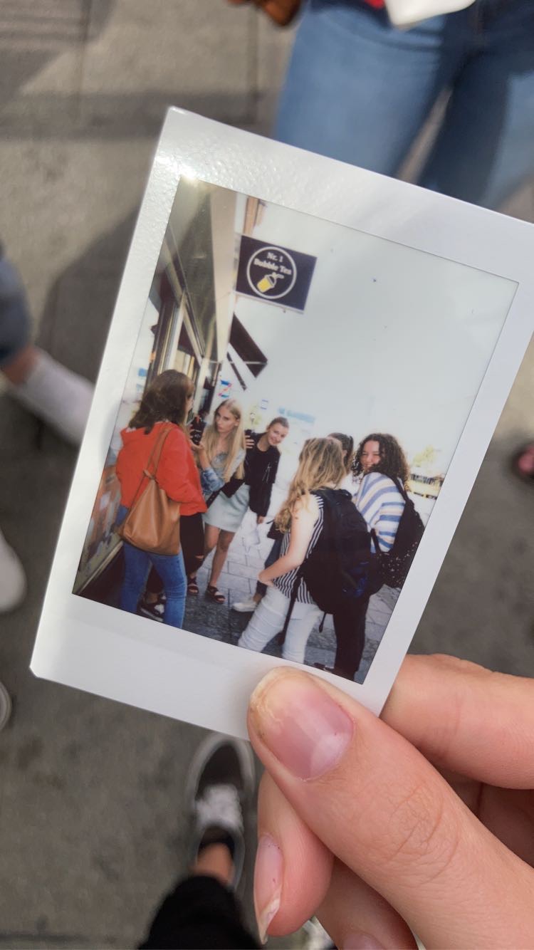 Polaroidbild von Schülerinnen der 5AK